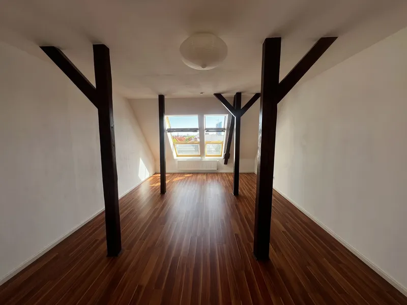 Stilvolle, helle, moderne 2,5-Raum-DG-Wohnung mit geh. Innenausstattung, gr. Terrasse und EBK — photo 1